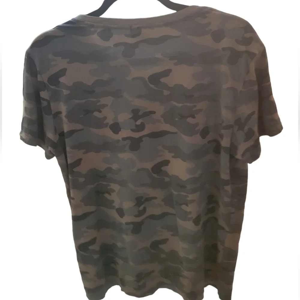 OLD NAVY V NECK CAMO T SHIRT - Picture 2 of 3